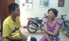 Bà Nguyễn Thị Hiền trao đổi với PV