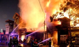 Kho phế liệu ở Hải Phòng cháy suốt 5 tiếng