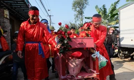 Quây rào kín bảo vệ khu vực chém lợn ở Bắc Ninh