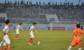 Công Phượng (áo trắng) và các đồng đội ở HAGL mở hàng V.League 2017 bằng... thất bại trước SHB.Đà Nẵng. Ảnh: Zing