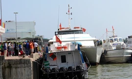 Du khách đi tàu siêu tốc ra đảo Lý Sơn. Ảnh: Sơn Thủy 