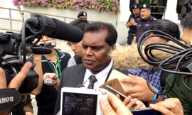 Luật sư bào chữa của nghi phạm Đoàn Thị Hương phát biểu với báo giới. (Ảnh: Twitter)