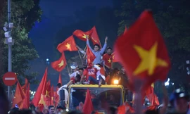 Hồ Gươm rợp bóng cờ trong đêm huyền diệu của bóng đá Việt
