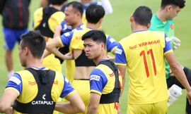 VIDEO: Hội quân cùng tuyển Việt Nam, Công Phượng khoe mái tóc 'đứng đắn'