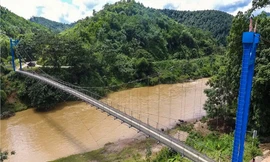 Kể từ khi có cầu treo Ngòi Hút, trẻ em không phải phải nghỉ học vào ngày mưa và cuộc sống của người dân cũng thuận lợi hơn. Ảnh: Nguyễn Trung.