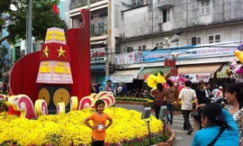 Đường hoa Xuân Cần Thơ hướng về biển Đông