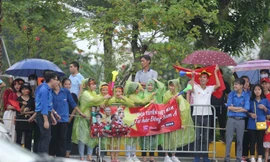 Những bóng hồng đội mưa đón Olympic Việt Nam
