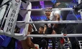 Nhất Long bị võ sĩ Thái đánh gục.