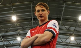 Kallstrom chấn thương ngay buổi tập đầu tiên cùng Arsenal .