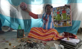 [ẢNH] Cận cảnh màn làm phép của pháp sư Ấn Độ cho Messi