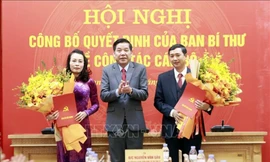Bí thư Tỉnh ủy Bắc Giang Nguyễn Văn Gấu trao quyết định cho bà Hương và ông Oảnh. Ảnh: Nguyễn Thắng