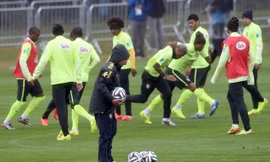 [ẢNH] Trước trận cuối, HLV Scolari ủ ê đi... nhặt bóng