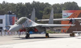 Siêu tiêm kích Ấn Độ lấp ló khoe vũ khí 'khủng'