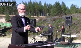 Xạ thủ Vitaly Kruchin dùng hai khẩu súng lục để chơi nhạc