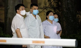 Nhân viên y tế tại trụ sở Bộ GTVT vào tối ngày 18/5. Ảnh: Mạnh Thắng.