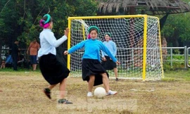 Phụ nữ Sán Chỉ đá bóng