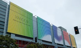 Hình ảnh trang trí bên ngoài trung tâm Moscone