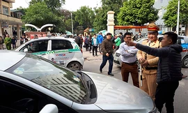 Sáng 11/1, tại phố Phủ Doãn, Hoàn Kiếm, Hà Nội cảnh sát giao thông dừng nhiều xe Uber, Grab đi vào đường cấm để nhắc nhở. 