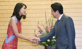 Thủ tướng Nhật khoe 'bí mật quốc gia' với hoa hậu