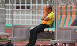 HLV Park Hang Seo ngồi một mình lặng lẽ sau trận thua UAE. Ảnh: Vnexpress