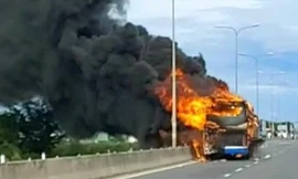 Ô tô giường nằm bốc cháy trên quốc lộ 1, hành khách bỏ tài sản chạy thoát thân