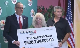 Vợ chồng nhà Smith - chủ nhân sở hữu tấm vé trúng giải độc đắc Powerball ở Florida. (Ảnh: ABC News) 