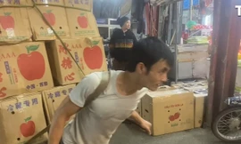 Tiểu thương chợ đầu mối lớn nhất Hà Nội đối diện cái Tết kém vui