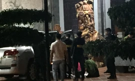 Khám nhà ông chủ bãi gỗ tại vườn quốc gia Yok Đôn