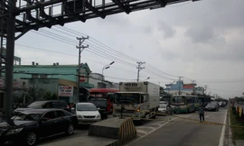 Tài xế 'thi gan' với nhân viên, BOT Cần Thơ – Phụng Hiệp lại náo loạn