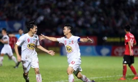 Hàng thủ mắc sai lầm, HAGL thua sốc CLB TP HCM