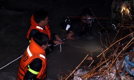 Người nhái lặn mò tìm kiếm người đàn ông ở suối Kim Bích. Ảnh: Vnexpress