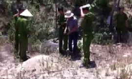 Bị bắt quả tang ngoại tình, dùng dao đâm cổ tự sát