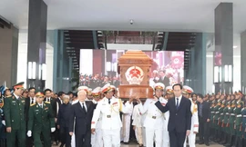 Thương tiếc tiễn đưa nguyên Thủ tướng Phan Văn Khải về đất mẹ