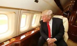 Ông Donald Trump ngồi trên chiếc chuyên cơ riêng trị giá hơn 100 triệu USD. Ảnh: PA