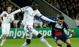 Cheikhou Kouyate (áo trắng) nằm trong tầm ngắm của Arsenal 