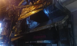 Nhà 3 tầng trên phố Bát Sứ sập ban công trong đêm