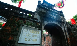 Vẻ đẹp trầm mặc uy nghị của Ô Quan Chưởng lúc đêm muộn. Ảnh: Lê Bích.