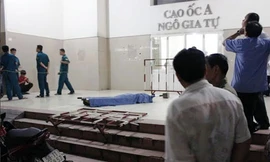 Người phụ nữ gieo mình từ lầu 4 với cánh tay đầy máu