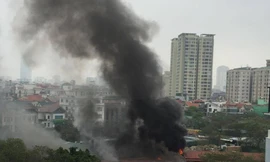 Cháy kho nội thất ô tô ở Trung Hòa, khói đen bốc kín trời