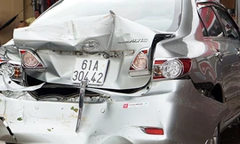 Phần đuôi chiếc ôtô bẹp dúm sau cú tông mạnh. Ảnh: Nguyệt Triều. 