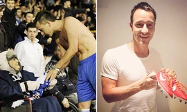 Terry dùng tới 3 đôi giầy mỗi trận để lấy… may