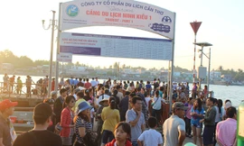 Bến tàu 'ngộp thở' vì du khách chen chân đi chợ nổi