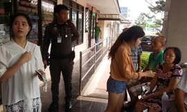 Cảnh sát Thái Lan làm việc với đoàn du khách du lịch Việt bị bỏ rơi. Ảnh: Người Lao Động