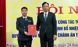 Ông Phùng Đức Chính (bìa trái) nhận Quyết định bổ nhiệm -Ảnh: Duy Chiến 