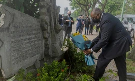 Bức ảnh lịch sử ghi lại cảnh ông John McCain bị bắt ở hồ Trúc Bạch, Hà Nội 