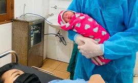 Niềm vui của sản phụ vượt cạn thành công trong khu cách ly y tế của BV Đa khoa Bắc Quảng Bình.