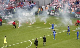 Phút 87, trận đấu giữa Croatia và CH Czech đã phải tạm dừng vì một số CĐV quá khích ném những quả pháo sáng xuống sân.