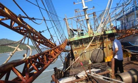 Nhìn gần tàu vỏ thép hàng chục tỷ hư hỏng nằm bờ