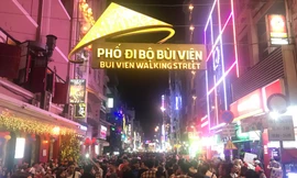 Chen chân ở phố Tây Sài Gòn đêm giao thừa