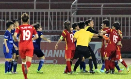 Các nữ cầu thủ "đấu võ" sau khi đá bóng. Ảnh: Vnexpress